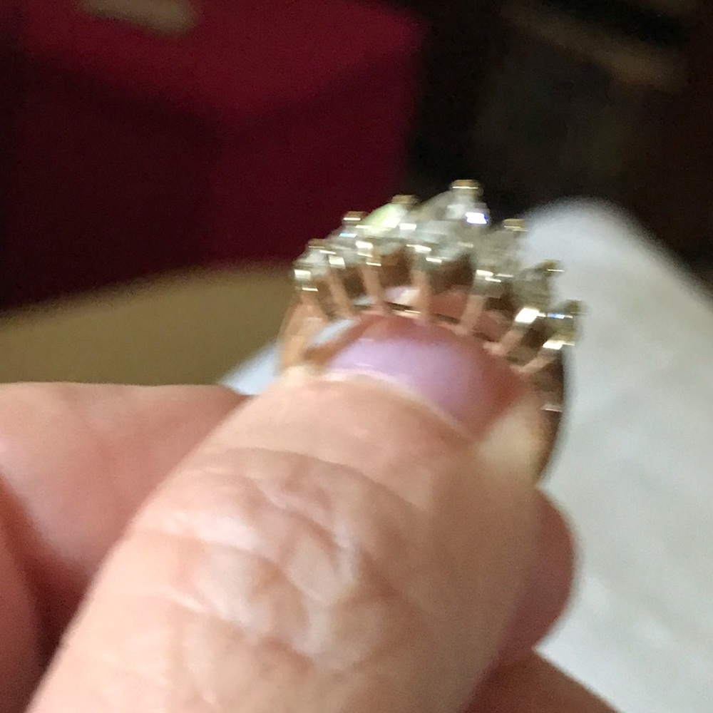 10k gold ring with cubic zirconia - Picture 3 of 5
